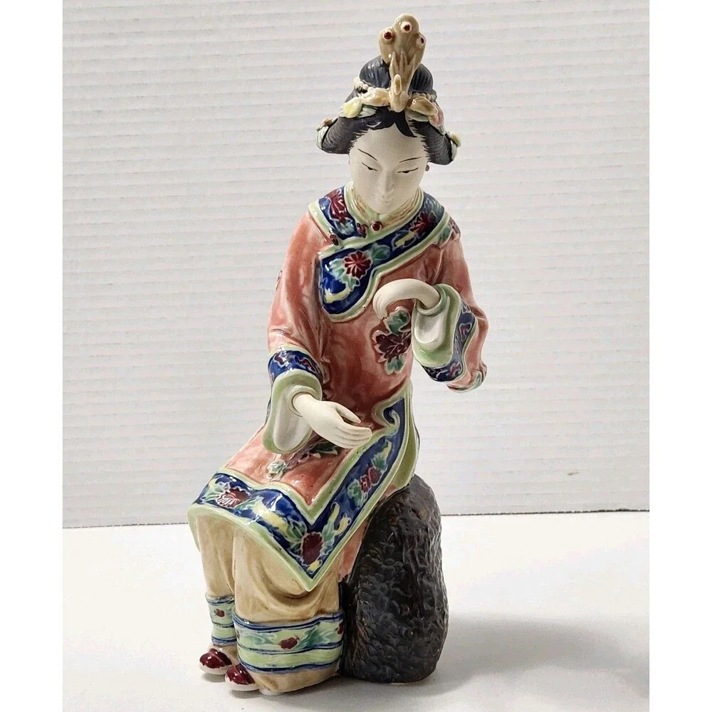 Shiwan Chinese Wucai Porcelain Seated Court Lady Figurine Moving Bracelet #75